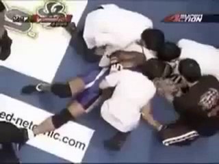 Boxeur bacia l'avversario sul ring