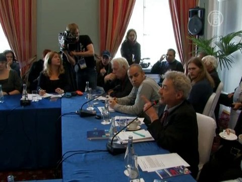 Фильмы о войне смотрят на Дворцовой в Санкт-Петербурге