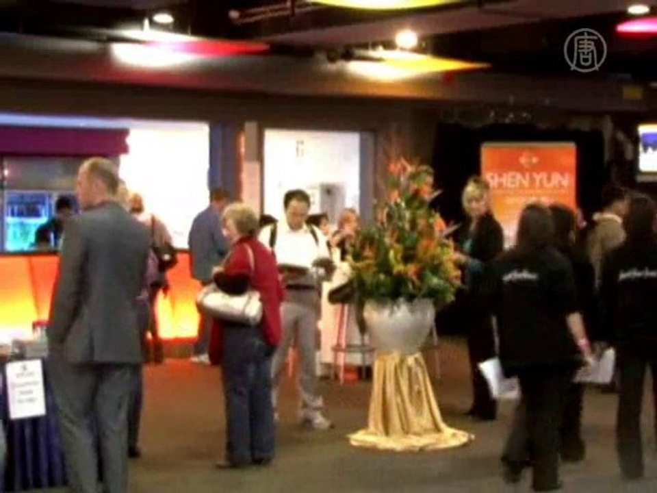 На концерте Shen Yun модельер восхищается костюмами