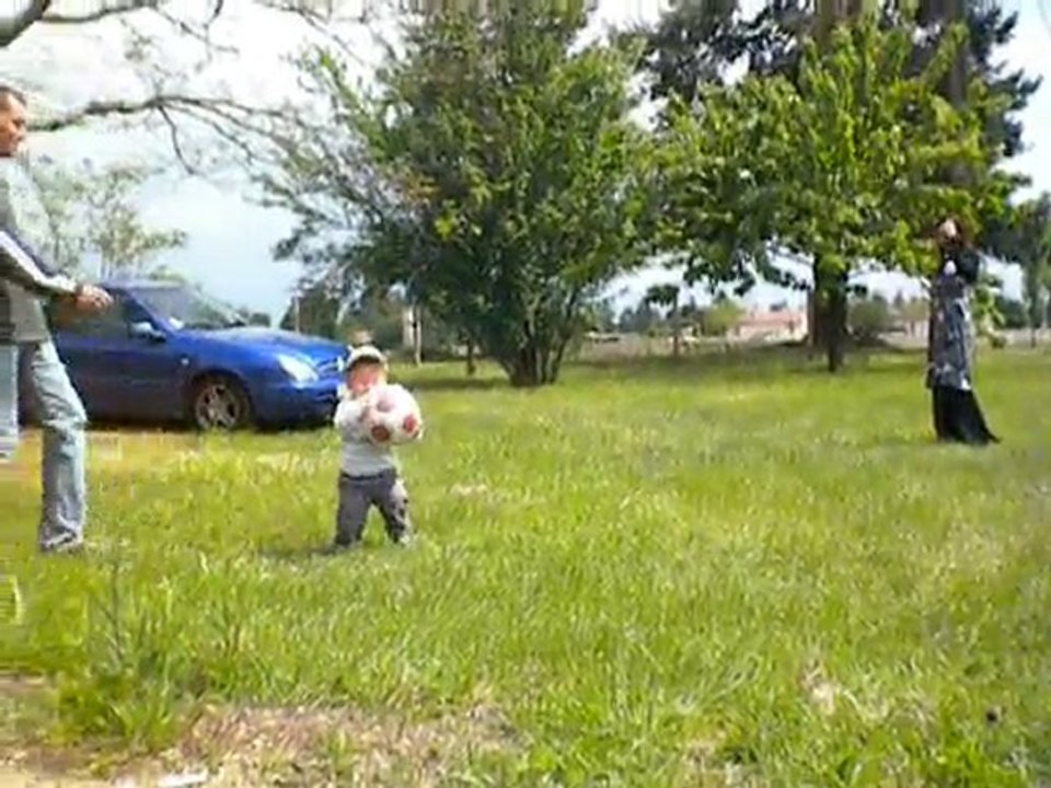 Léo joue au foot avec Malvina et Papa