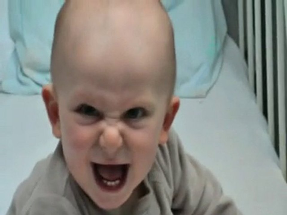 Bébé se met debout. Quel effort!