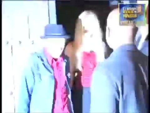 Avril Lavigne exposed (behind Avril's life paparazzi 05-010)