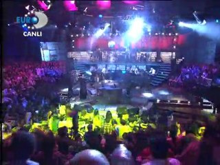 Işın Karaca - Mavi Mavi - Canli