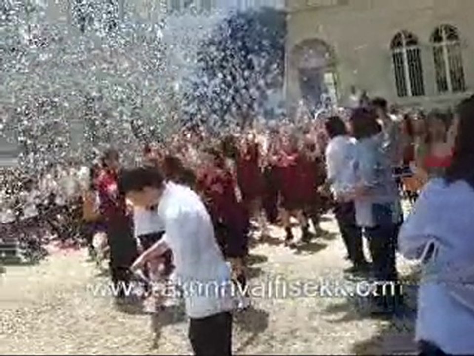 saint benoit fransız lisesi,konfeti makinası,konfeti,konfeti