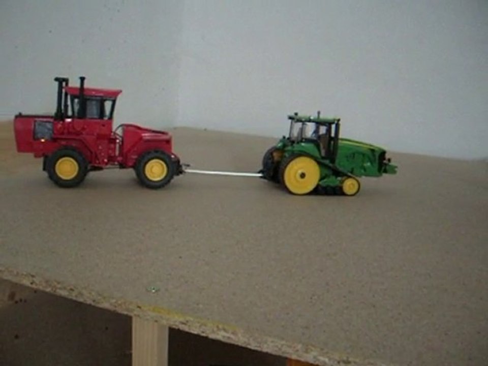 Duell: Ford FW 30 gegen Siku Raupe