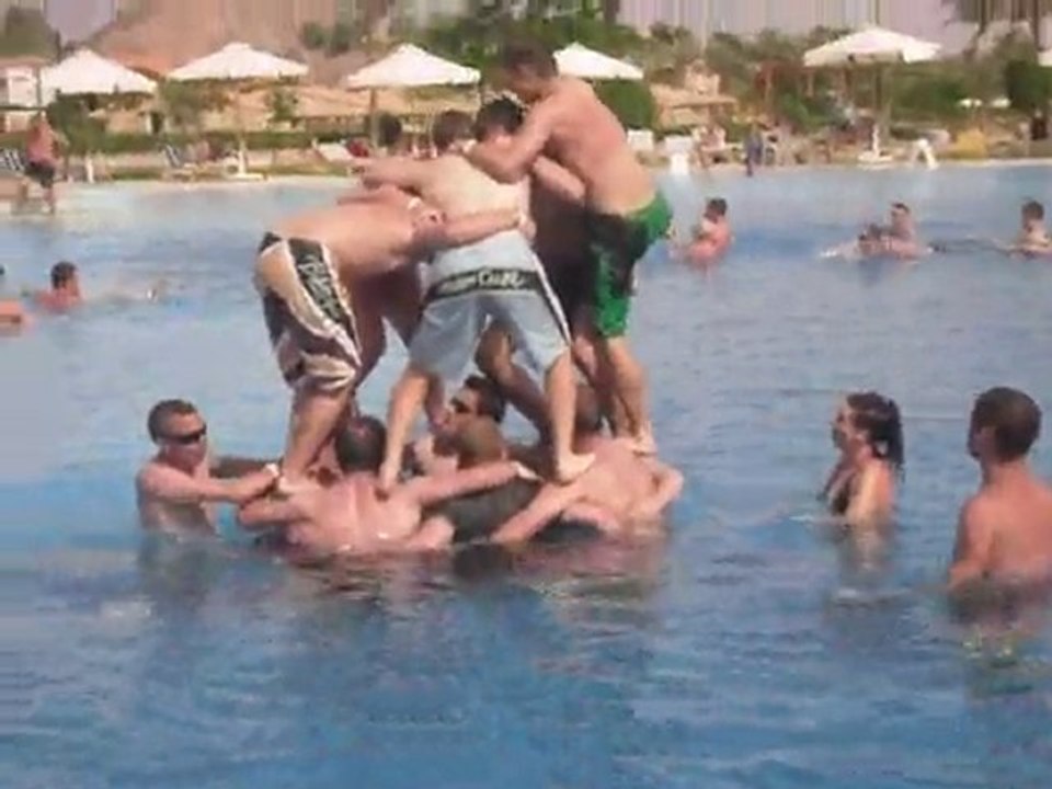 Pyramide humaine piscine Movenpick Taba