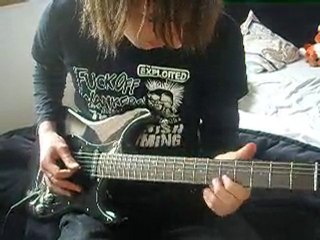 Valentin qui joue de la guitare avec la mienne =p