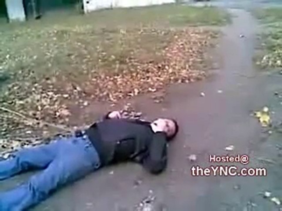 Russische man slaat vriend knock out