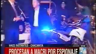 Macri llega a la conferencia de prensa en moto