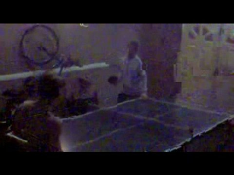 Stefano jugando ping pong