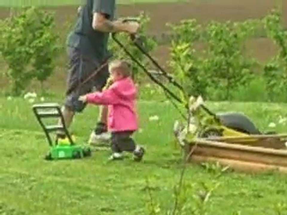 Candice qui tond la pelouse