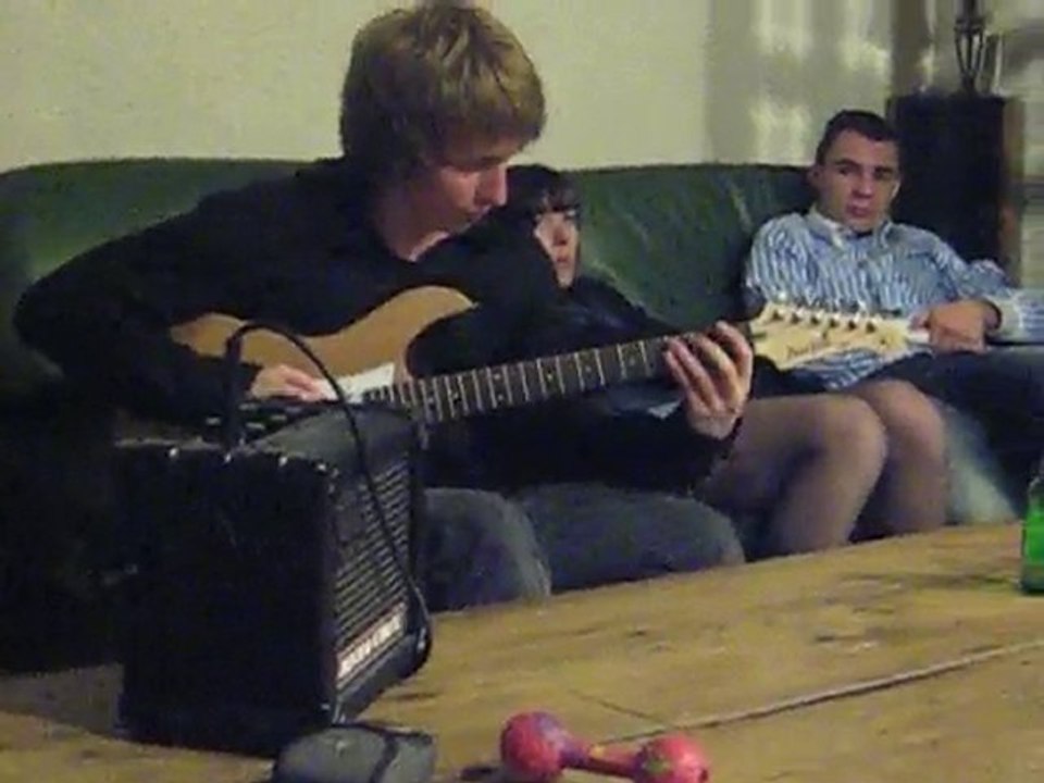 Soirée à la Maison, Nico à la guitare