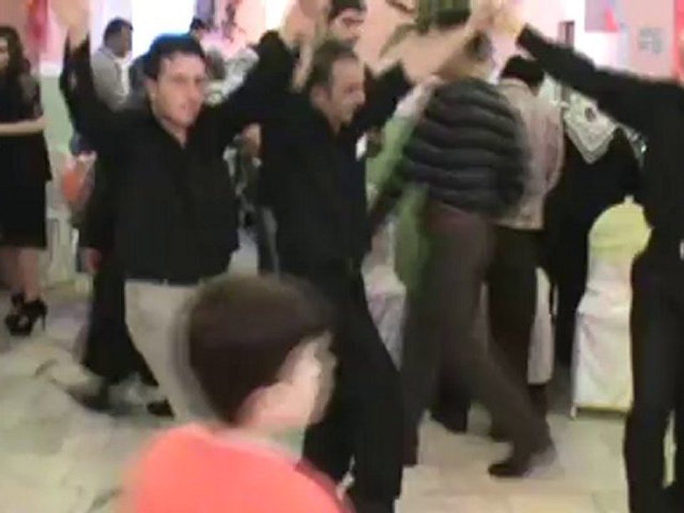 bertalilar  davul zurna eşliğinde  yöresel halk oyunları -3