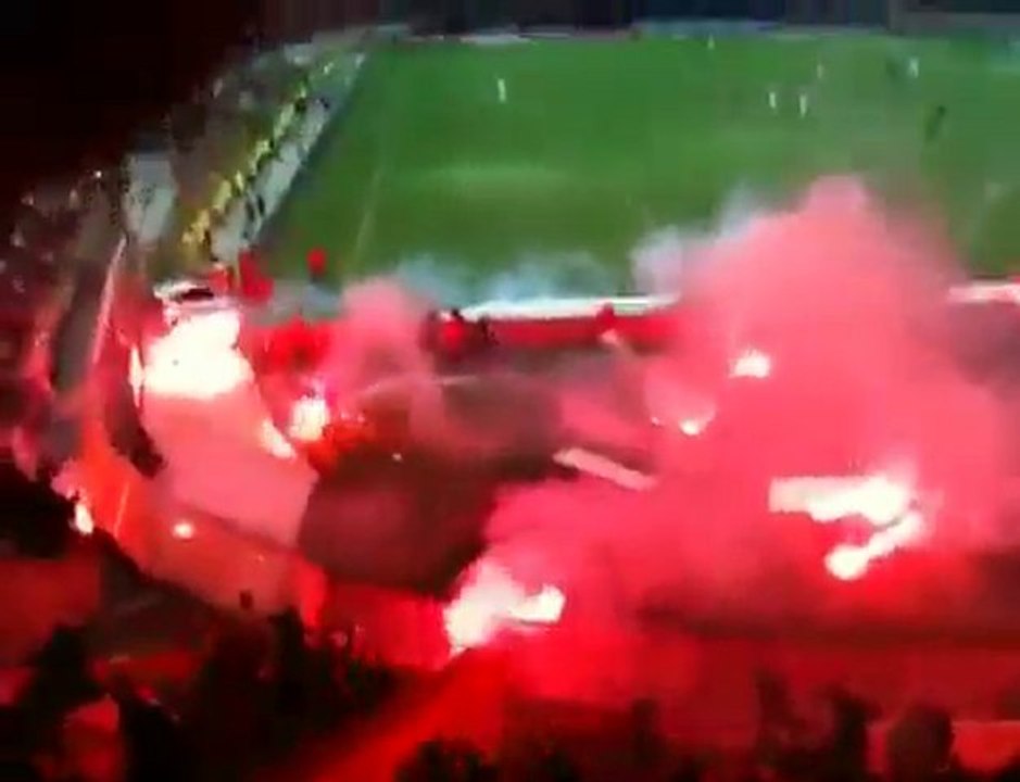 psg montpellier virage auteuil en folie, pluie de fumis