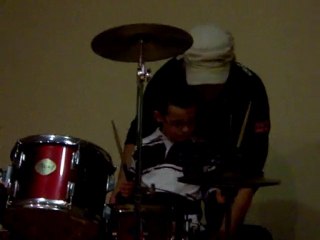 thomas joue de la baterie d'un orchestre!!!!