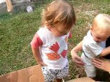 les enfants découvrent les poules et dansent de joie!