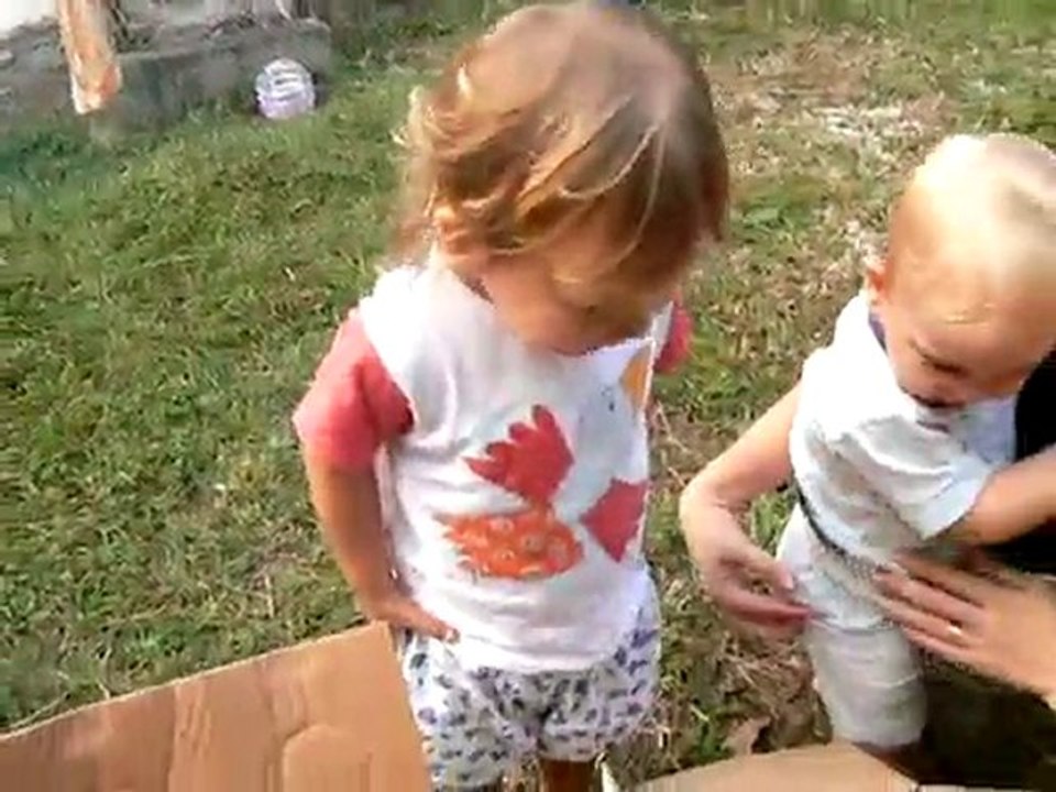 les enfants découvrent les poules et dansent de joie!