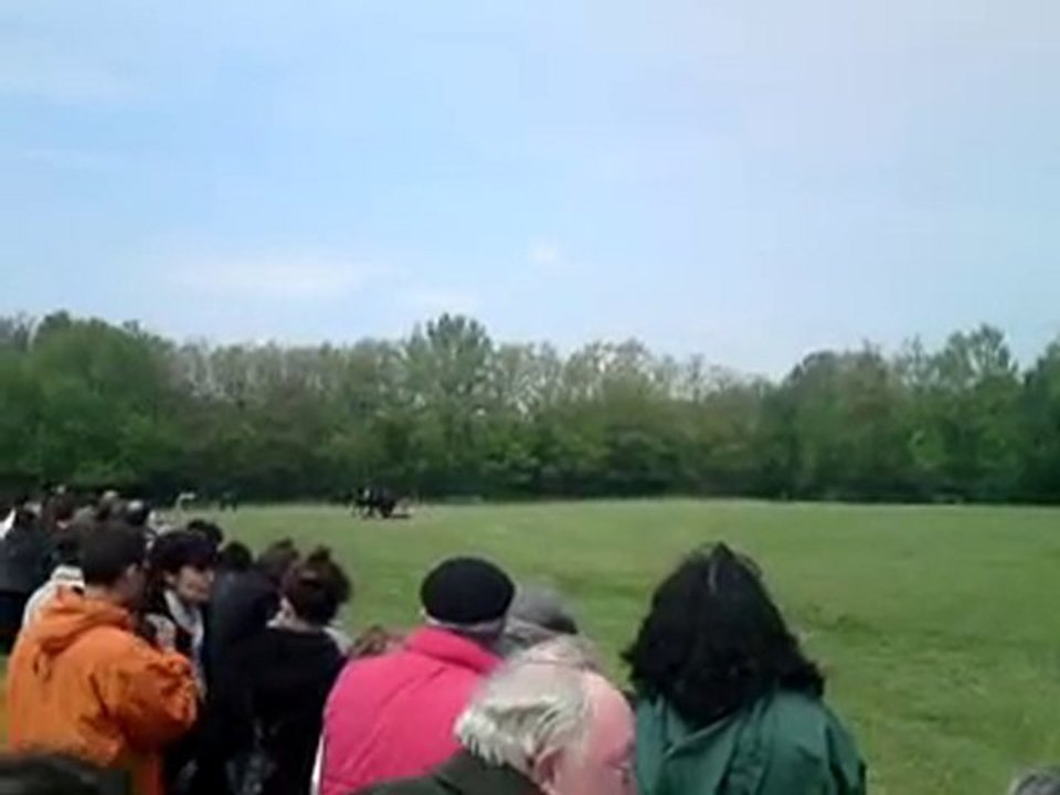 Tracté par des chevaux sur une roue de tracteur