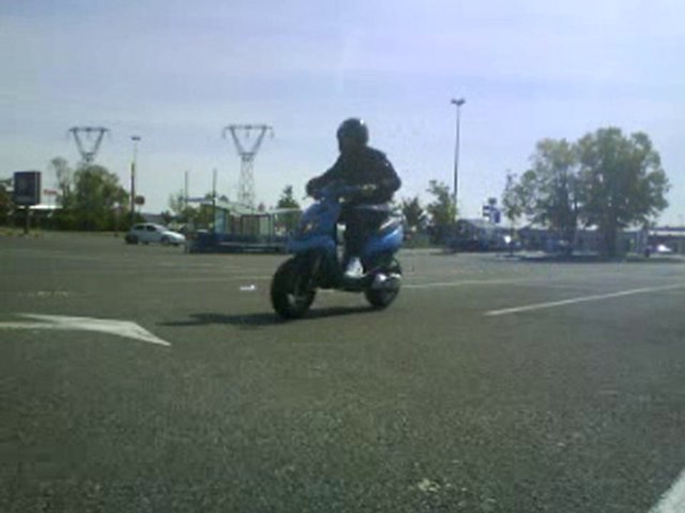 1er Wheeling avec mon scooter Trekker 50cc