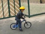 Erwan qui fait du vélo sans petites roues