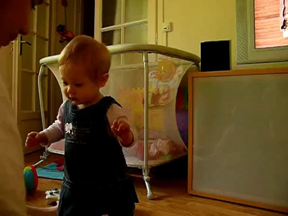 2010 05 15 Emie tient toute seule