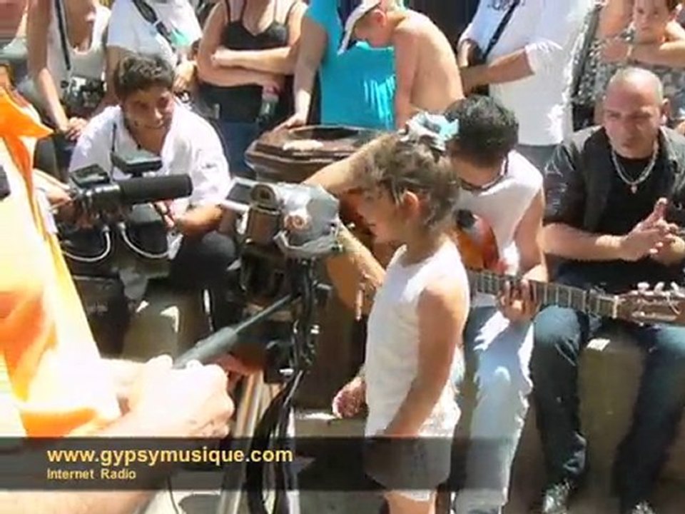 Une Petite Chante (A Little Girl Singing)