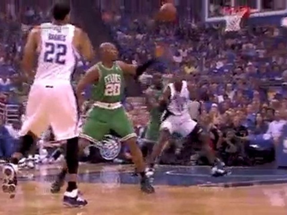 Dwight Howard takes the pass and sinks the tough shot during