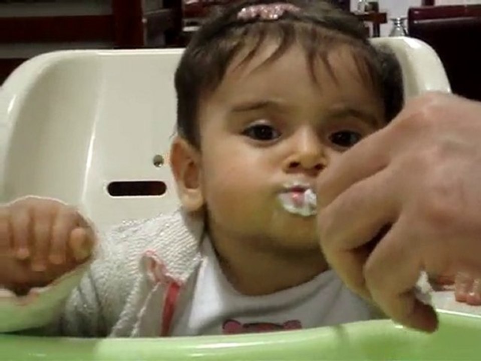 Ceyda Ayran Köpüğü İçiyor :))