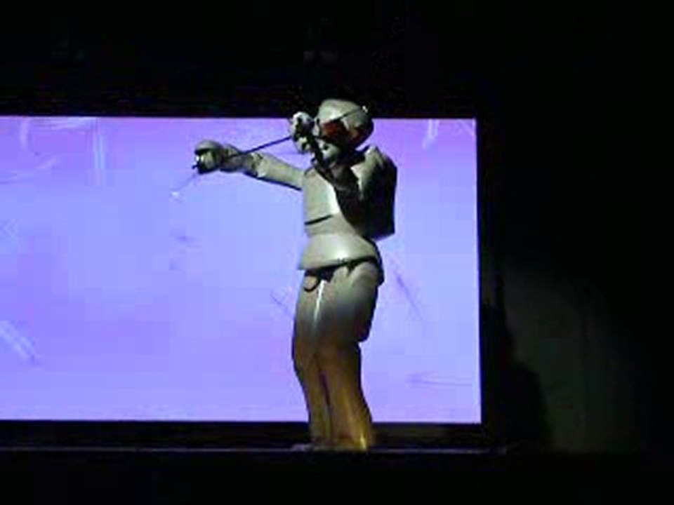 Shanghai Expo 2010 :  le robot violoniste (Pavillon Japon)