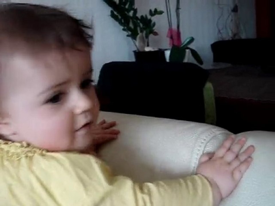 nina montre du doigt