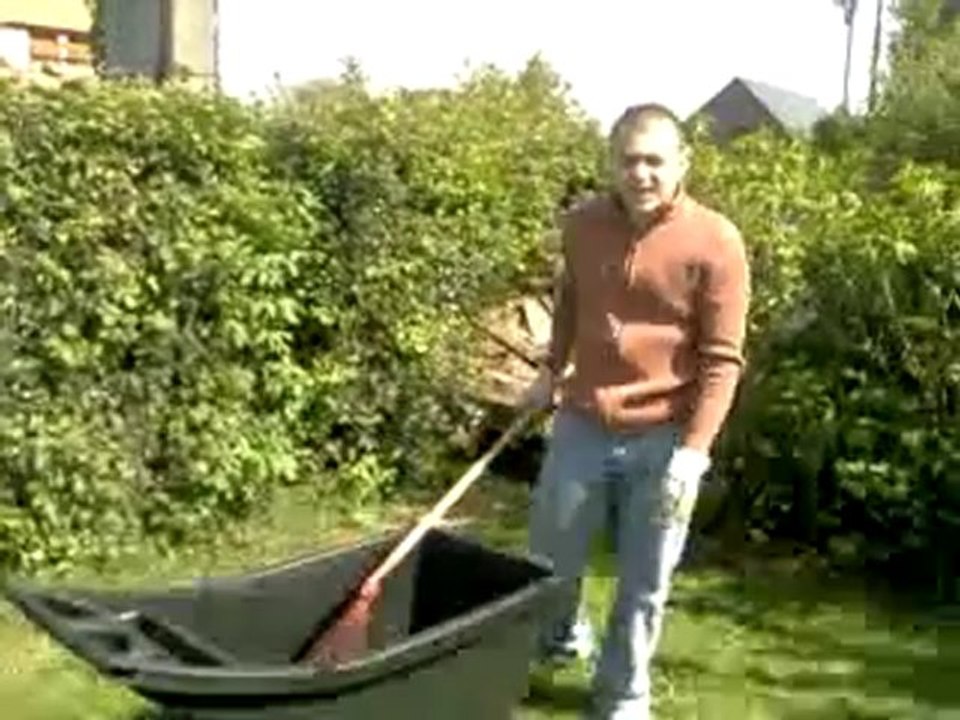 Mathieu bosse dans le jardin