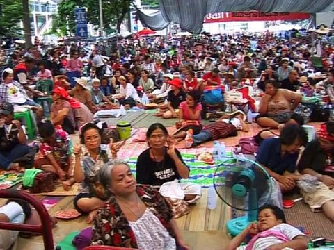 Thaïlande: 5 000 chemises rouges défient les autorités