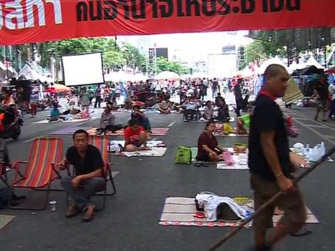 Thousands of Thai protesters defy deadline to leave