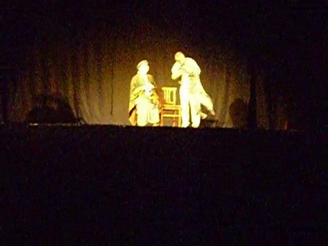 Un barbat si mai multe femei