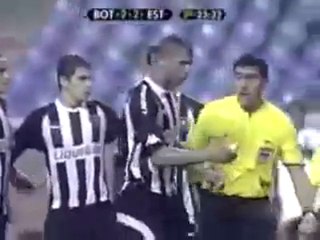 Spieler klaut Gelbe Karte vom Schiri