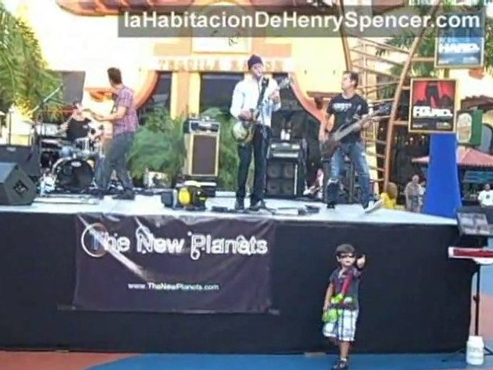 El niño y la banda de rock