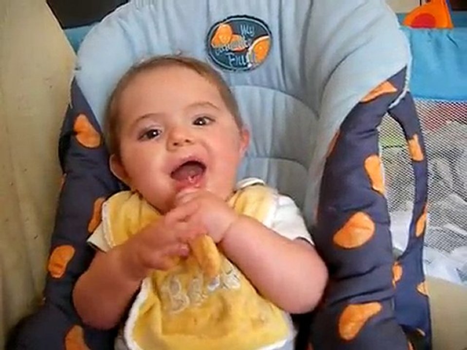 matteo entrain de manger son gateaux