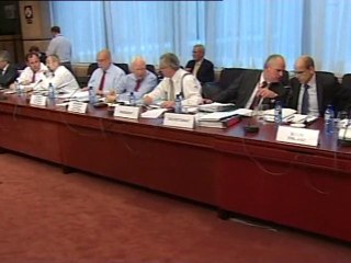 Juncker backs EU plans to vet national budgets