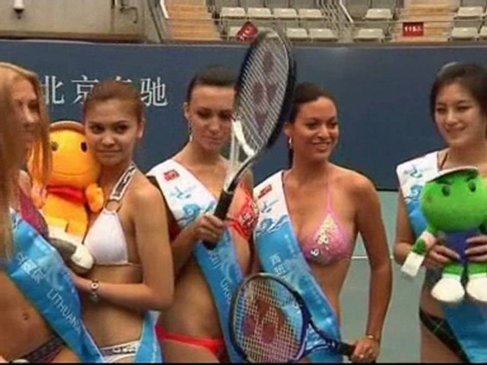Bikini models help promote China Open