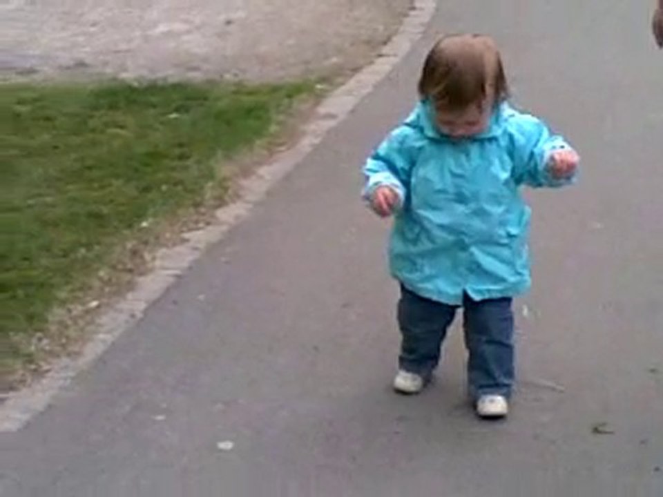 Ellyne marche toute seule 16 mois