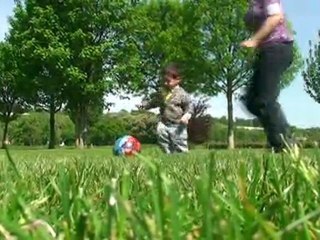 Je joue au ballon avec Maman