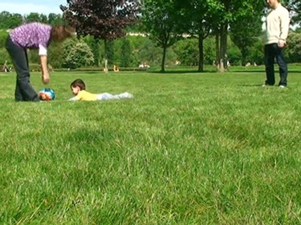 Je joue au ballon avec Maman et Papa
