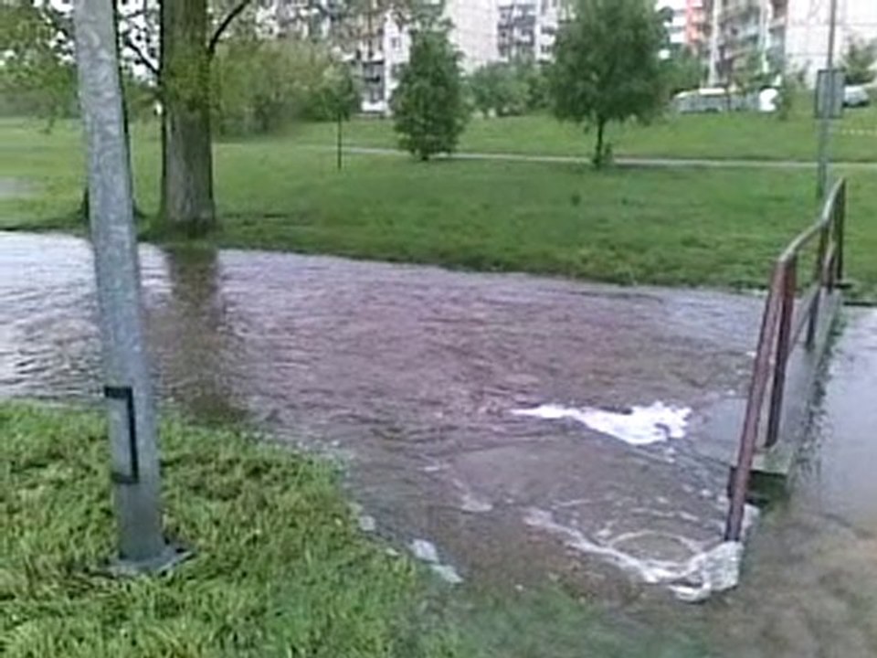 Potok Malczewski wystąpił z brzegów