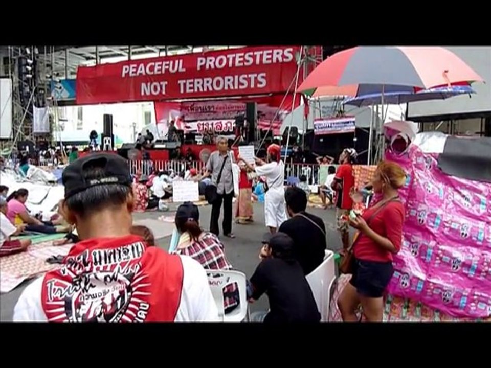Bangkok: les "chemises rouges" continuent de défier le pouvoir
