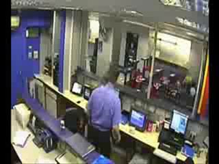 voleur armé vs chaise