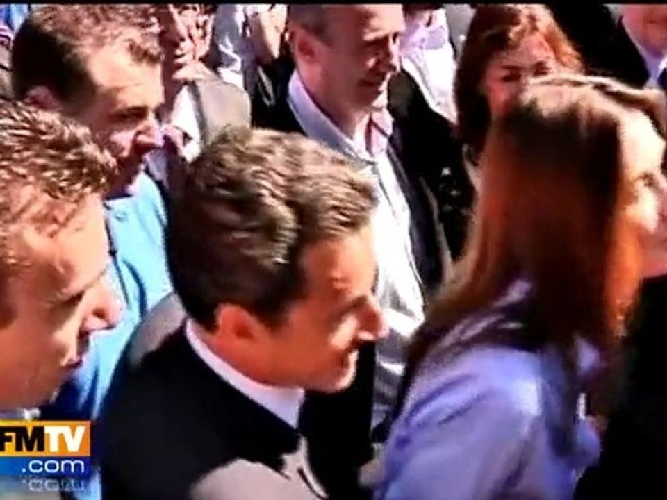 Bain de foule pour Nicolas et Carla Sarkozy