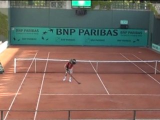 Défi : passer l'aspirateur sur un court de Roland-Garros