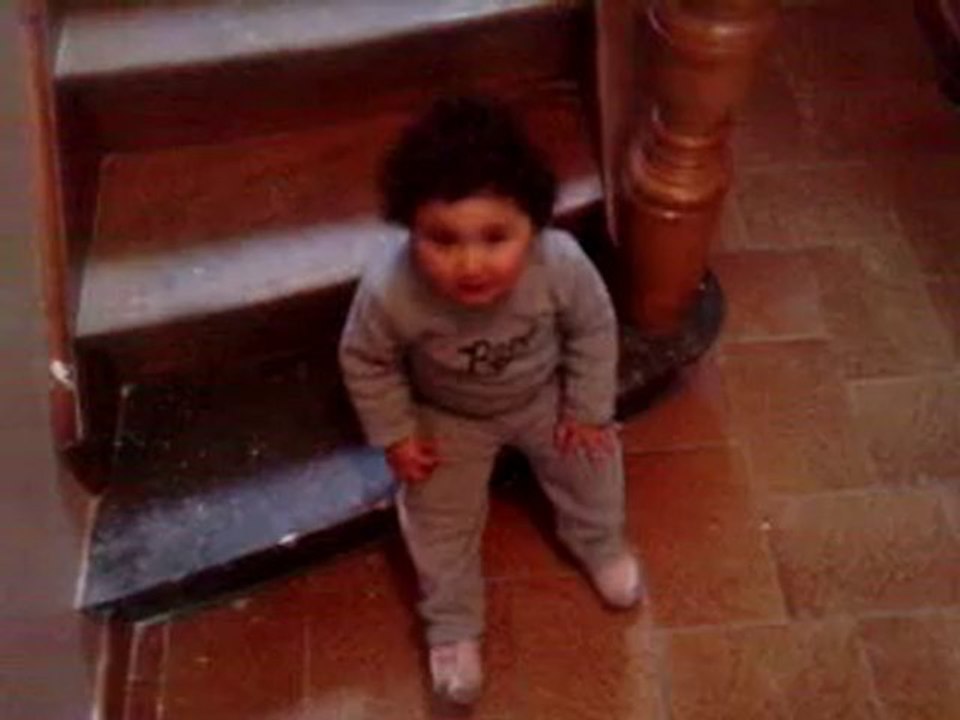 chahdoda dans les escalier avec son oncle
