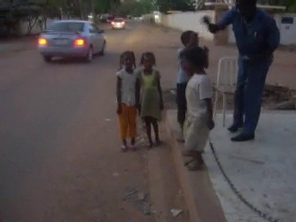 Sokakta Minicik Sudanlılar
