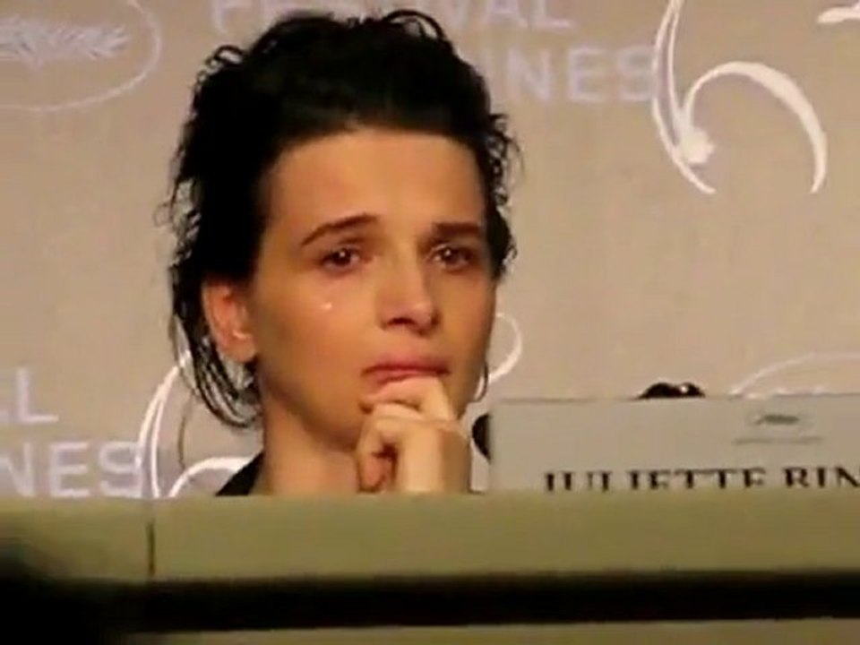 Juliette BINOCHE en larmes Festival Cannes 2010